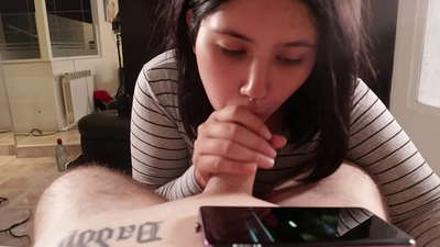 Ја задевам маќеата ми додека таа го гледа Дизни [Cum]